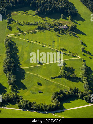 Vista aerea, percorso a serpentina in sulle colline pedemontane delle Alpi e Prealpi con prati verdi, Waidhofen an der Ybbs, Austria Inferiore, Austria Foto Stock