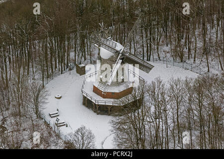 Vista aerea, windmill Mäckinger Bach, LWL open air museum Hagen nella neve, Hagen, zona della Ruhr, Renania settentrionale-Vestfalia, Germania, Europa Foto Stock