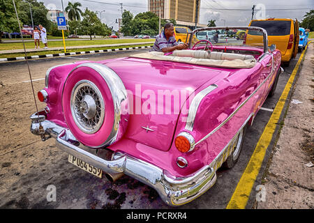 Rosa taxi convertibile, cabriolet, auto d'epoca nella scena di strada, old America incrociatori stradali sulle strade di l'Avana, taxi, La Habana, Havana, La Habana, Cuba, Cuba Foto Stock