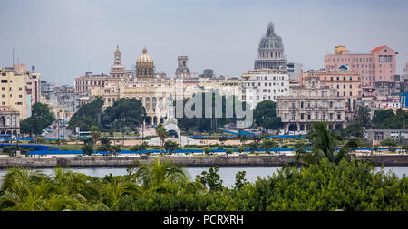 Vista da fort oltre il centro storico della città dell Avana con il Campidoglio Nacional, La Habana, Havana, La Habana, Cuba, Cuba Foto Stock