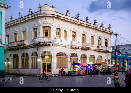 Hotel, Hostal Vista Parco, Streetlife nel centro della città di Santa Clara a Parque de Santa Clara Villa Clara, Cuba Foto Stock