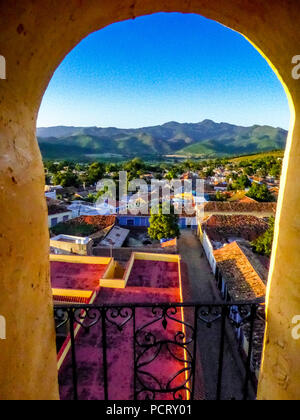 Vista dalla torre campanaria del convento di San Francisco de Asis chiesa sopra la città di Trinidad, Cuba, Foto Stock