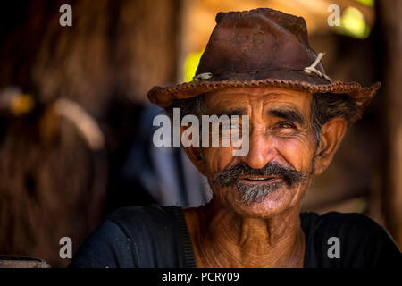 Coltivatore di canna da zucchero nella Valle de los Ingenios, ritratto con cappello, Trinidad, Cuba, Sancti Spíritus, Cuba Foto Stock