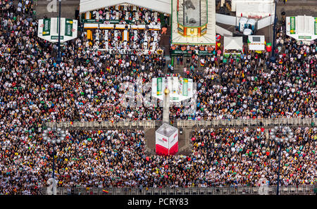 Coppa del Mondo di Calcio 2014, foto aerea, proiezione pubblica sulla Friedensplatz Piazza tra Dortmund City Hall e Dortmund Stadthaus, Dortmund, fiume Ruhr, Nord Reno-Westfalia, Germania Foto Stock