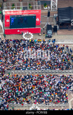 Coppa del Mondo di Calcio 2014, foto aerea, proiezione pubblica sulla Friedensplatz piazza tra Dortmund City Hall e Dortmund Stadthaus, Dortmund, fiume Ruhr, Nord Reno-Westfalia, Germania Foto Stock