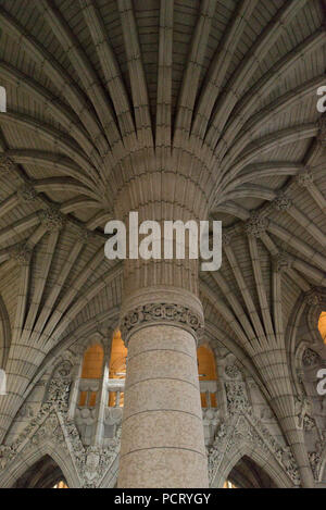 Ottawa, Ontario, Canada. Colonna centrale in confederazione Hall/Rotunda nel blocco centrale edificio sulla collina del Parlamento, con orientamento verticale. Foto Stock