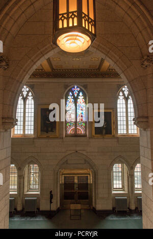 Ottawa, Ontario, Canada. Ingresso alla House of Commons foyer, lato ovest del blocco centrale edificio sulla collina del Parlamento, con orientamento verticale. Foto Stock