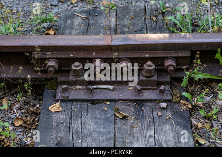 Vecchie rotaie ferroviarie. Il collegamento delle rotaie ferroviarie nella vecchia tecnologia. Stagione di estate. Foto Stock