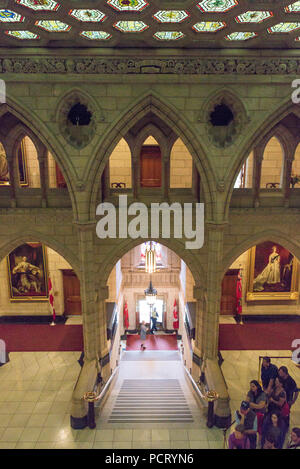 Ottawa, Ontario, Canada. Foyer del senato, dal lato est del blocco centrale edificio sulla collina del Parlamento, casa del Canada del governo federale, vista verticale. Foto Stock