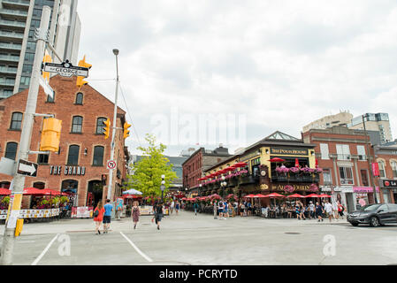 Ottawa, Ontario, Canada. In Byward Market district guardando a sud nella zona di intersezione di William Street e George Street. Foto Stock