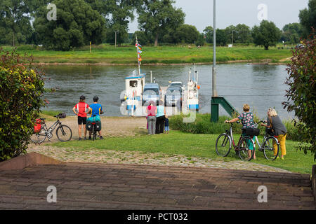 Elba Cycletour, Coswig (Sassonia-Anhalt), Elba traghetto, aspettando i ciclisti Foto Stock