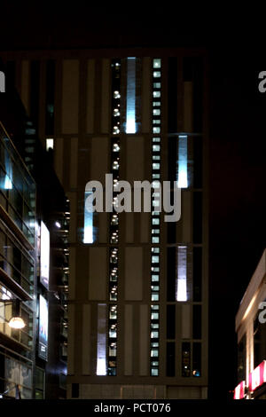 La moderna illuminazione di grandi magazzini e negozi di notte nel buio Foto Stock