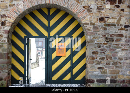 Porta d'ingresso della Wehen castello con un arco a tutto sesto e fatta di pietre di campo Foto Stock
