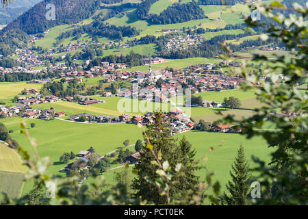 Austria, Tirolo, Valle Alpbach, vista di Reith im Alpbachtal. Foto Stock