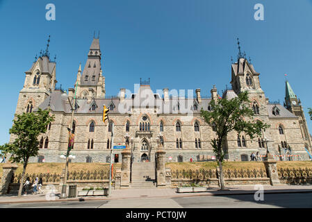 Ottawa, Ontario, Canada. Blocco West edificio sulla collina del Parlamento contro il cielo blu in estate come si vede da Wellington Street. Foto Stock