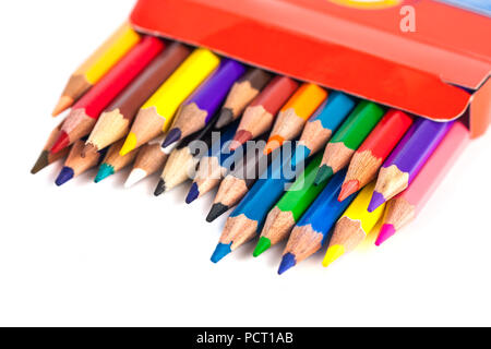 Numero di matite colorate in una scatola isolata su sfondo bianco. Foto Stock