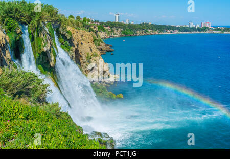 Panorama della costa con minore Duden cascata, i suoi torrenti cadere dall'alto dirupo nel mare, creando l'arcobaleno oltre l'azzurro acqua, Foto Stock