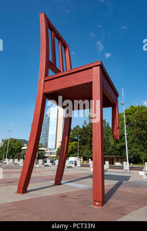 Til sedia rotta, sculture di legno grande sedia rotta, Ginevra, Svizzera Foto Stock