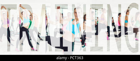 Collage di un gruppo di montare delle giovani donne in sportswear lavorando insieme in una palestra di classe con una sovrapposizione della parola della formazione Foto Stock