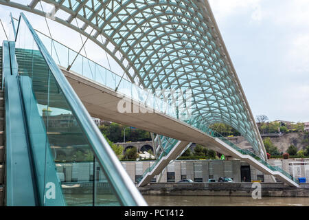 Ponte della Pace a Tbilisi, Geaorgia, pedonale ponte sul fiume Kura a Tbilisi, capitale della Georgia. Foto Stock