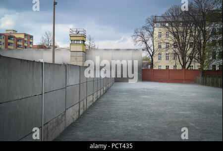 Segmento originale del muro di Berlino e torre di guardia della RDT presso il Memoriale del muro di Berlino, Bernauer Straße, Berlino - sito di confine conservato durante la Guerra fredda. Berliner Mauer Foto Stock