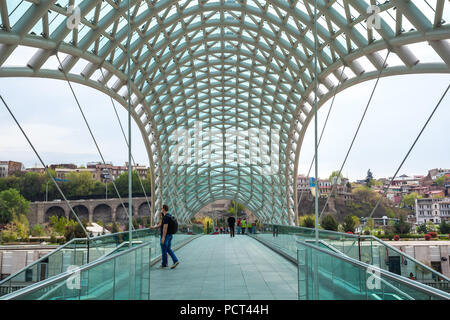 Ponte della Pace a Tbilisi, Geaorgia, pedonale ponte sul fiume Kura a Tbilisi, capitale della Georgia. Foto Stock