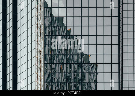 Riflessioni di edifici in facciata di vetro di un grattacielo e Beaugrenelle shopping mall, Parigi, Francia Foto Stock