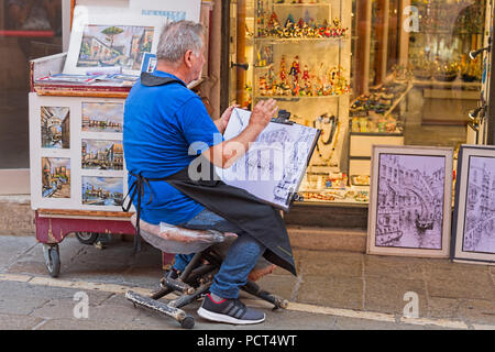 L'artista di strada lavorando tramite i canali e i negozi a Venezia Italia Foto Stock