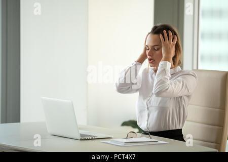 Sottolineato imprenditrice sentimento di disperazione che soffrono di sovraffaticamento Foto Stock