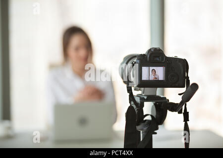 Riprese con la videocamera in tempo reale il corso di formazione di business di successo di pullman Foto Stock