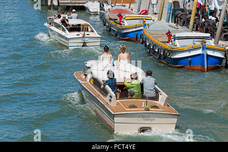 Festa di matrimonio con un taxi acqueo sul Canal Grande Venezia Italia Foto Stock