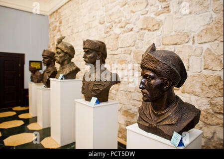 Zbarazh, Ucraina - Luglio 24, 2018: busti di famosi storici persone ucraino, cosacchi nel museo. Foto Stock