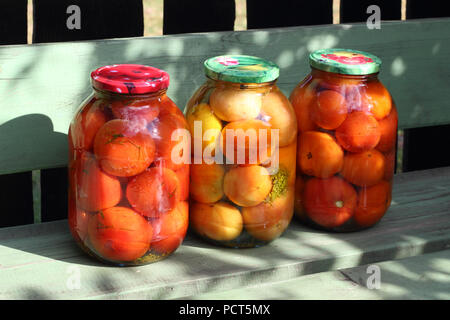 Pomodori conservati in barattoli di vetro foto Foto Stock