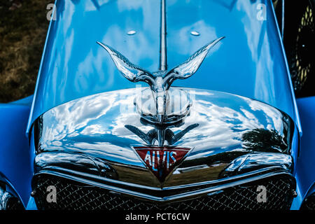 La giornata della famiglia in un classico auto show tenutosi presso il centro storico di Manor House di Nelson Caerphilly area del Galles del Sud. Prese durante l'estate del 2018 Foto Stock