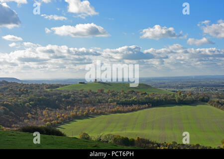 Bucks - Chiltern Hills - Vista dalla Coombe Hill a Beacon Hill e Aylesbury pianura al di là. La luce del sole - inizio autunno colori - nuvola di tinte blu cielo Foto Stock