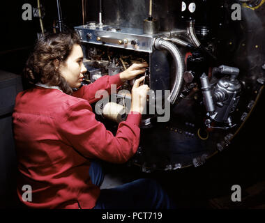 Switch box sul firewall del B-25 bombardieri sono assemblati da donne lavoratori presso la North American [Aviazione, Inc.]'s Inglewood, California, impianto - Ottobre 1942 Foto Stock