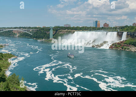 Niagara Falls, NY, STATI UNITI D'AMERICA. Guardando verso il basso Fiume Niagara in estate presso la American e Bridal Veil Falls, tour in barca la Domestica della Foschia, e Rainbow Bridge. Foto Stock