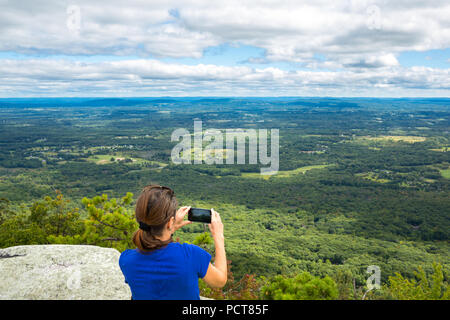 Donna assume un snpashot della Hudson Valley, NY Foto Stock