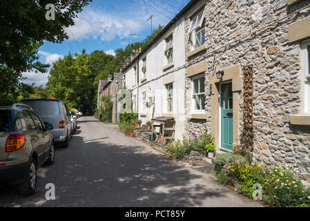 Bella fila di cottage in pietra in Litton vicino a Buxton, parco nazionale di Peak District, Derbyshire, in Inghilterra. Foto Stock