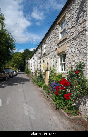 Bella fila di cottage in pietra in Litton vicino a Buxton, parco nazionale di Peak District, Derbyshire, in Inghilterra. Foto Stock