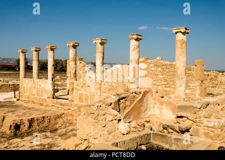 Sopravvissuto al giorno d'oggi, le colonne nella casa di Teseo a Paphos parco archeologico, Cipro Foto Stock