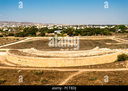 La città di Paphos vista dalla cima della collina sopra Teatro Odeon nel Parco Archeologico di Cipro Foto Stock