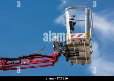 Cherry picker o elevata mobile della piattaforma di lavoro cestello o piattaforma di accesso per raggiungere altezze e lavorare in altezza sulla costruzione di siti e costruzione Foto Stock