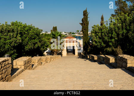 Una strada per entrare e uscire da antiche rovine e mosaici in Paphos parco archeologico, Cipro Foto Stock