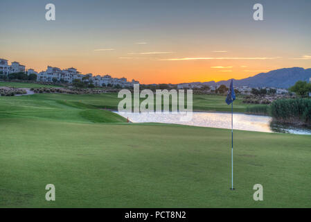 Immagine hdr di un tramonto sull'undicesimo verde a Hacienda Riquelme Golf in Murcia Spagna Foto Stock