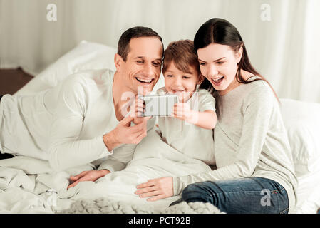 Felice bel ragazzo prendendo un selfie Foto Stock