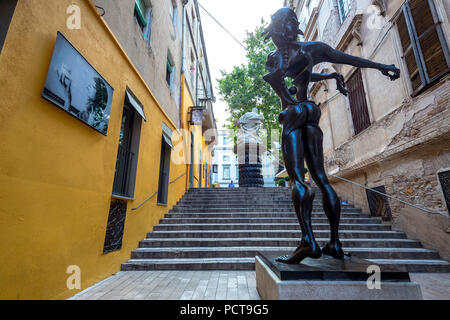 Omaggio à Newton, statua in bronzo nei vicoli di Figueres, la Catalogna, Spagna Foto Stock