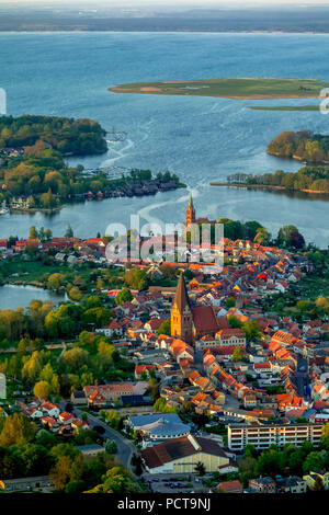 Röbel con la Chiesa di San Nicola (in primo piano) e la chiesa di Santa Maria (dietro) in una riga con il porto entrata al lago di Müritz, tramonto umore, Röbel sul lago di Müritz, Meclemburgo Lake Plateau, Meclemburgo-Pomerania, Tedesco Foto Stock