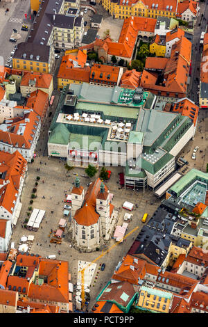 Foto aerea, chiesa Neupfarrpplatz Regensburg con Galeria Kaufhof department store, Neupfarrplatz, Regensburg, città indipendente in Baviera orientale, Baviera, Germania Foto Stock