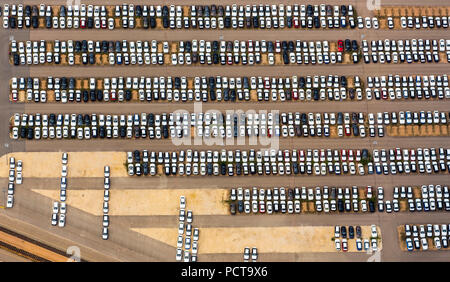 Foto aerea, parcheggio per le auto nuove, BMW auto nuova, Regensburg stabilimento BMW, impianto di assemblaggio di autoveicoli, fabbrica di automobili, motore bavarese la fabbrica, Obertraubling, Regensburg, città indipendente in Baviera orientale, Baviera, Germania Foto Stock